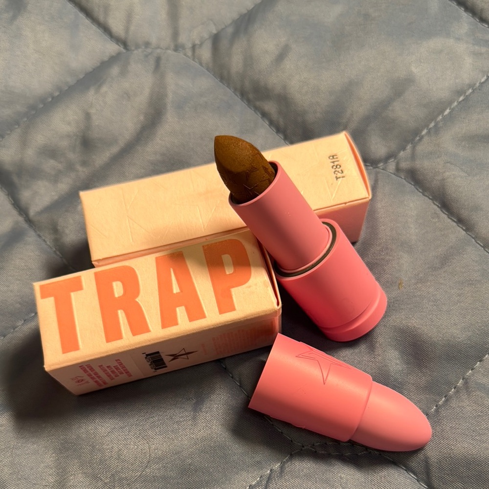 Jeffree Star Velvet Trap Lipstick in Chocolate Fondue